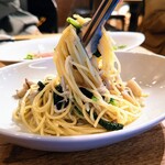 窯焼きピザとワインのお店 ROMAE 炉前 - シラスと季節野菜のペペロンチーノ