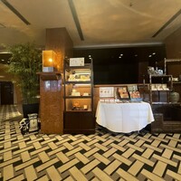 南国酒家 原宿本店 - ここで待ちます。ゆったり椅子に座ってます。