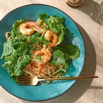 Linguine with shrimp and arugula