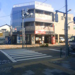 角のタバコ屋の隣。