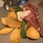 Cheese Tavern CASCINA - ブッラータチーズと富有柿（＋550円で生ハム追加）