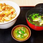 味いちもんめ - 若鶏丼 ５５０円 (ご飯少なめで)．