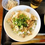 沖縄料理 居酒や こだま - にじゅうまる丼はご飯の下にキャベツの千切りが隠れてます