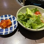 Robata - サラダと漬物