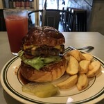 S.B.DINER TOKUSHIMA - ブルーチーズ・ハニー バーガー(¥1,280、ﾎﾟﾃﾄ,ﾋﾟｸﾙｽ付き)