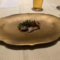 RISTORANTE E'VOLTA il cielo - パルメザンチーズとハーブのコカに載せた金目鯛の炙りカルパッチョ、自家製イクラを載せて
