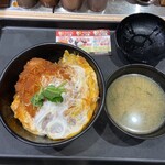 松のや - カツ丼(630) 松屋系列だけに味噌汁付き