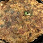 鉄板居酒屋 京とんちん亭 - 牛すじねぎ焼き１３００円。味は良かったですが、生地がかなり緩かったです。