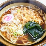 丼亭 - たぬきそば 300円
            スープ、見た目どおり、しっかり醤油で、甘味と出汁感は弱め。
            麺、柔らかめでコシはあまりなく、弾力を感じます。
            具、ナルト、わかめ、ネギ、天かす、価格を疑う豪華さ！