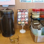町田商店 - カウンターには様々な味変アイテムが沢山。
