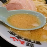 町田商店 - む！中々美味しい！塩梅もそんなにキツくなくクリーミィな豚骨醤油が病みつきになりそう。