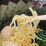 町田商店 - むむ！、メンカタで中々美味しい。麺は長めかな。