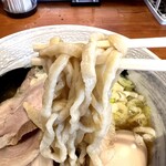 唯一無二のらぁ麺専門店 イ袋ワシづかみ - スープに絡む中太縮れ麺のモチッとしたコシが良い感じ‼️