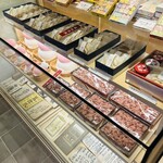 虎屋菓子舗 - 赤飯が美味しそうです