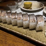 わらやき屋 - 炙り棒鯖寿司。大葉も入っていて美味しい。少し小さめサイズが〆のタイミングでもひょいひょい食べられる感じで重くならなくてイイ。