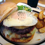 BELLOWS BURGER - エッグ&パインバーガー1180円＋サラダ・ドリンク付のランチセット200円