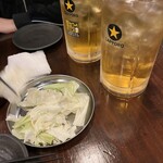 50えん焼とりきんちゃん家 - 大ジョッキ緑茶ハイとサービスのキャベツ