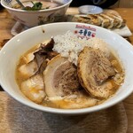 Good Day Ramen 千夏8 - 料理写真:特製千夏ちゃんラーメン。バラロールはバーナーで表面炙り！味染みがもうチョイあったらベスト