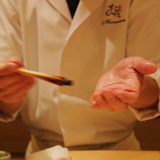 熟練した江戸前の「しごと」を施した鮨や一品料理をコースとして