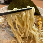 旋 - やや硬めな中太麺