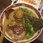 七志 とんこつ編 - 「七志らーめん(\700)」＋「半熟味つけ玉子(クーポン)」。