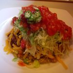 ハモニカ・クイナ - 季節のタコライスにソースをかけると、こうなります