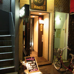 Wasshoidokoro Waku - お店への階段の入り口