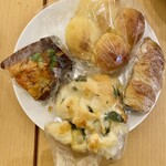 ブーランジェリ･エ･カフェ　オブジェ - ミルクシュガー(甘いちぎりパン)♡プロヴァンス♡オニオンソーセージ♡ゴルゴンゾーラチーズとほうれん草のパン♡