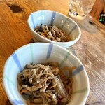 新宿嵯峨野 - お通し！ゼンマイこんにゃく油揚げ！