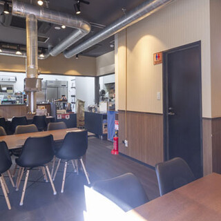 10 minutes from Kyoguchi Station ◆ Spacious parking lot with approximately 30 spaces! The inside of the store is a clean space