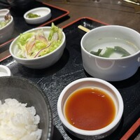 焼肉SEJONG 丸の内店 - ワカメスープ、サラダ、ご飯、漬物