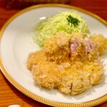 ぽん多本家 - カツレツ　3850 円。　肉厚で柔らかいカツに薄皮、大ぶりのパン粉。サックリでも脂は全然しつこくない。付け合わせで、ジャガイモ？らしき揚げ物が一つが入ってる。