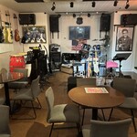 ナベちゃんの 元祖阿久沢焼きそば - エルビスが見つめる店内　夜はLive houseか？　JAZZ喫茶ならいいね