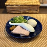 麺's Natural - ・コーチンSOBA premium醤油 1,100円/税込
(スープ：魯山人醤油、麺：平打縮れ麺)
・味玉 150円/税込