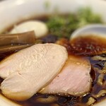 麺's Natural - ・コーチンSOBA premium醤油 1,100円/税込
(スープ：魯山人醤油、麺：平打縮れ麺)
・味玉 150円/税込