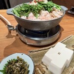 Hakata Motsunabe Yamaya - 「博多もつ鍋（あごだし醤油）」と「やまやのからし高菜」