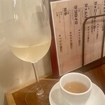 本格ナポリピッツァ ニューキッチンイロハ - グラスワインとお通しのコンソメスープ