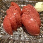十一屋 - トマトスライスはトマトまるごと１個を食べられる贅沢なおつまみ
