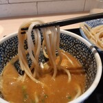 麺屋一燈 - つけ汁につけて食べると、小麦を感じる　頑張って完食