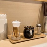 麺処 秋もと - 卓上は酢と一味