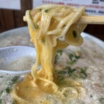 ラーメンえぇ伍 - 卵黄を絡めて！