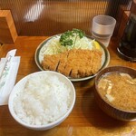丸一 - 全貌　ライス普通、キャベツ少なめ