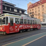 廣榮堂 - 電車奥が本店　ホームは道路にペイントした簡素なものでした　乗り降り気をつけて