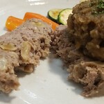 キッチン ブルー グローブ - 豚挽肉と胡桃のテリーヌの断面、胡桃が見えますね