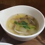 キッチン ブルー グローブ - 白菜スープのアップ