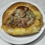 とらやベーカリー - ピザパン 320円