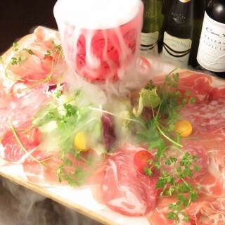 We have Meat Dishes with rare parts at a great value, and Prosciutto with a fun smoke effect♪