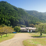 小来川 山帰来 - 見事に溶け込んでいます｡