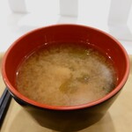 食堂 けやき - "ワカメ"と"お揚げ"もしっかり入った、熱々のお味噌汁。