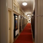 Fujiya Hoteru Raunji - ラウンジが面する廊下